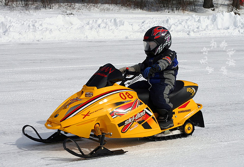 雪地摩托 雪地摩托